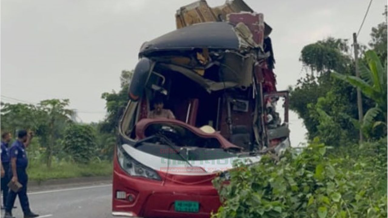  চট্টগ্রামের মিরসরাইয়ে বাস-ভ্যান দুর্ঘটনা,১ নিহত, ৯ আহত