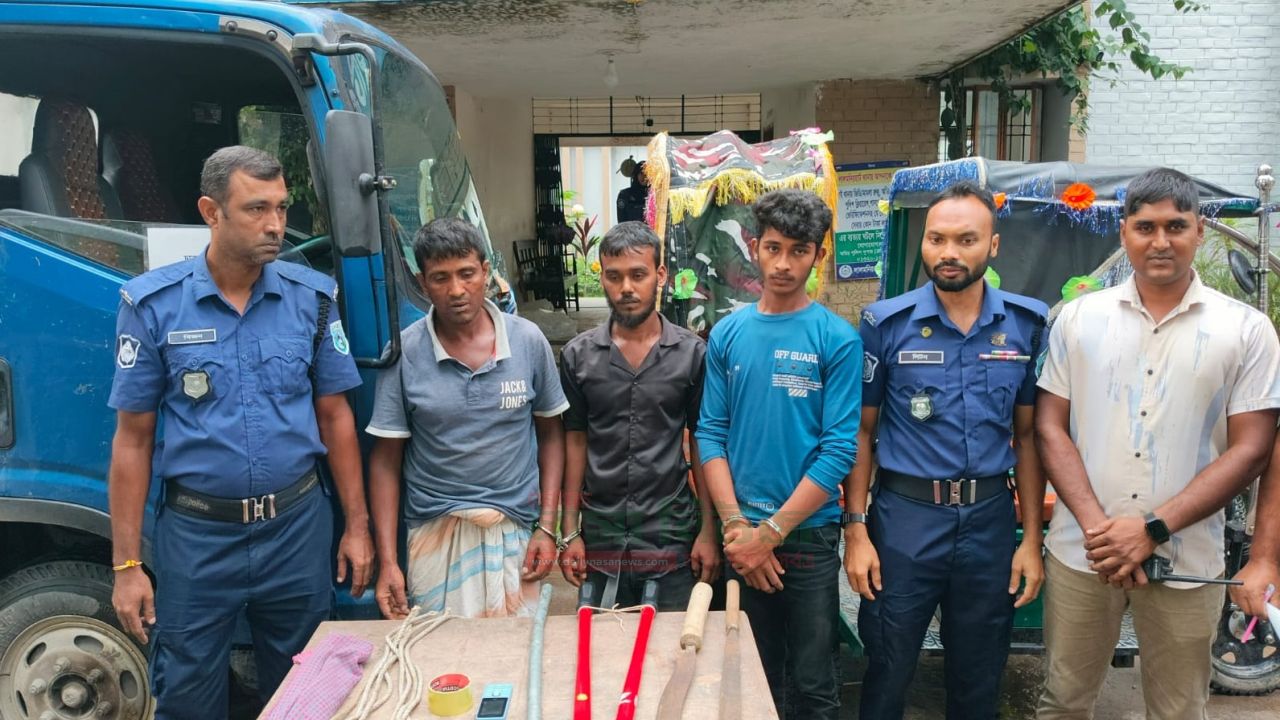 লালমনিরহাটের ফুলগাছ এলাকা থেকে ডাকাতির প্রস্তুতিকালে মালামালসহ ৩ ডাকাত গ্রেফতার 