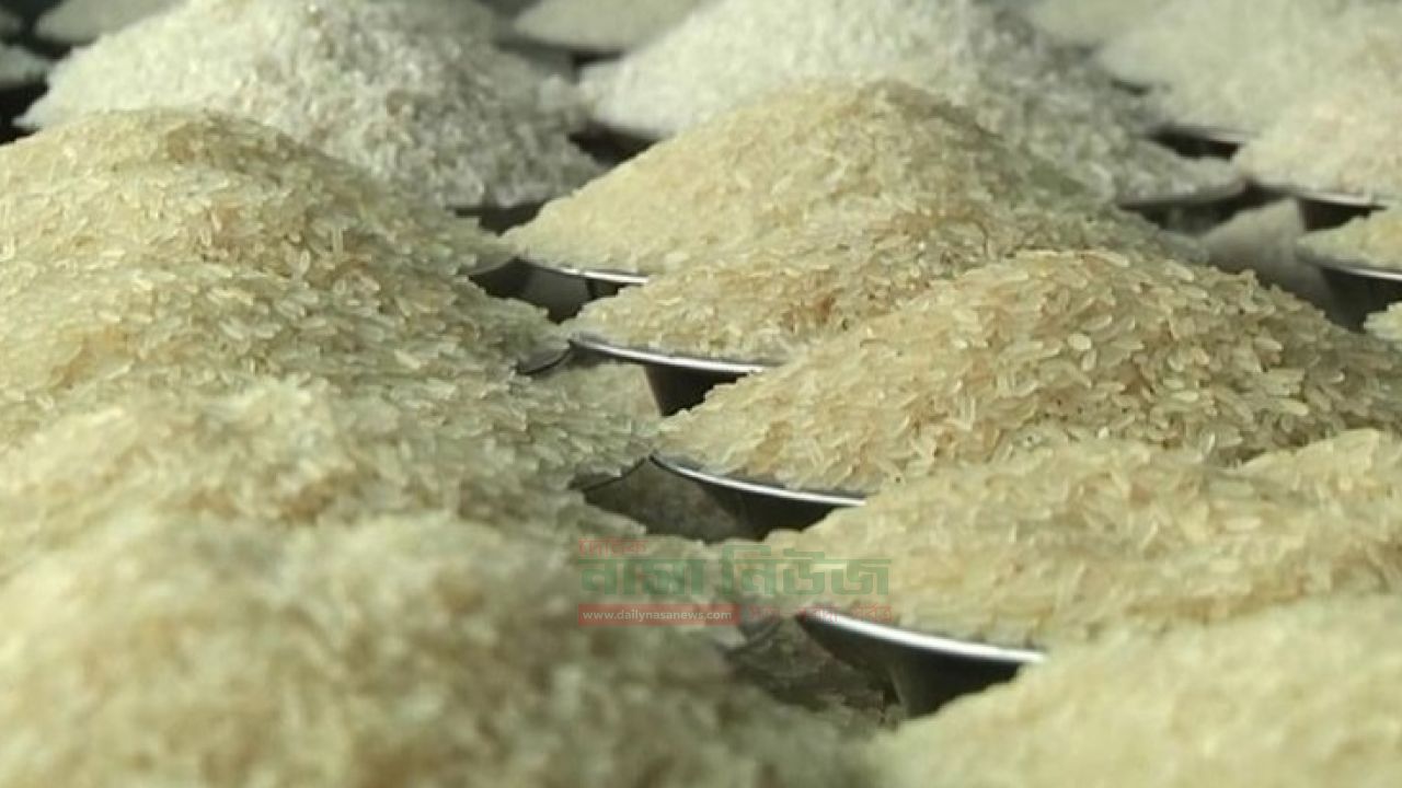 চালের দাম পাইকারি পর্যায়ে কমলেও খুচরা বাজারে সেভাবে কমেনি