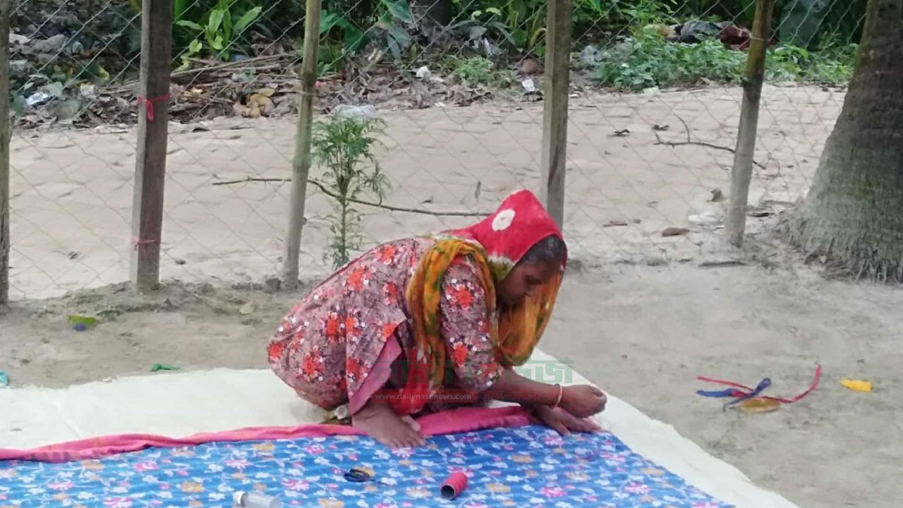 বাগাতিপাড়ায় কাঁথাফোঁড়ের আয়েই চলছে মানিকজানের জীবনের চাকা