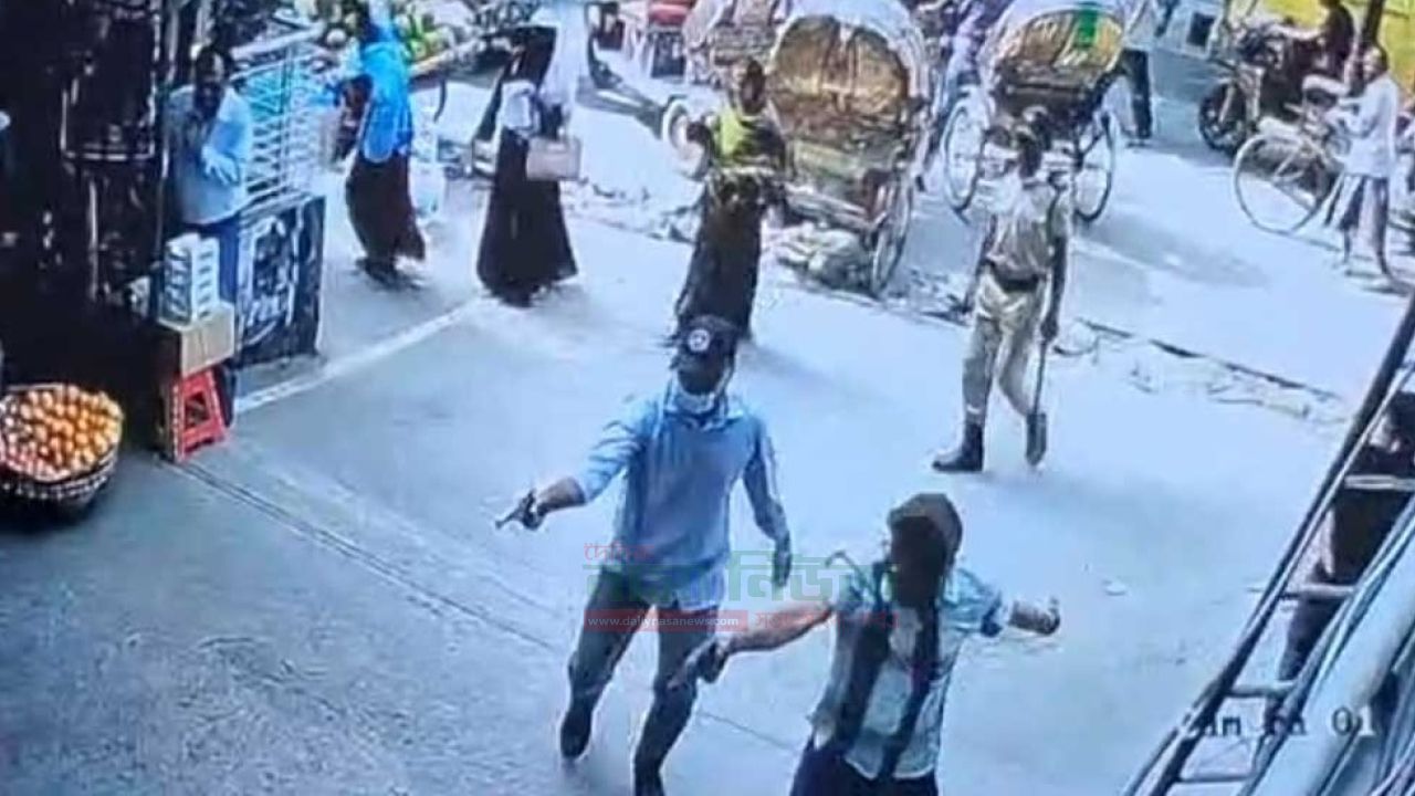 রাজধানী ঢাকার সূত্রাপুরে সাইফ মামুন (৫৫) নামে এক ব্যবসায়ীকে গুলি করে হত্যা